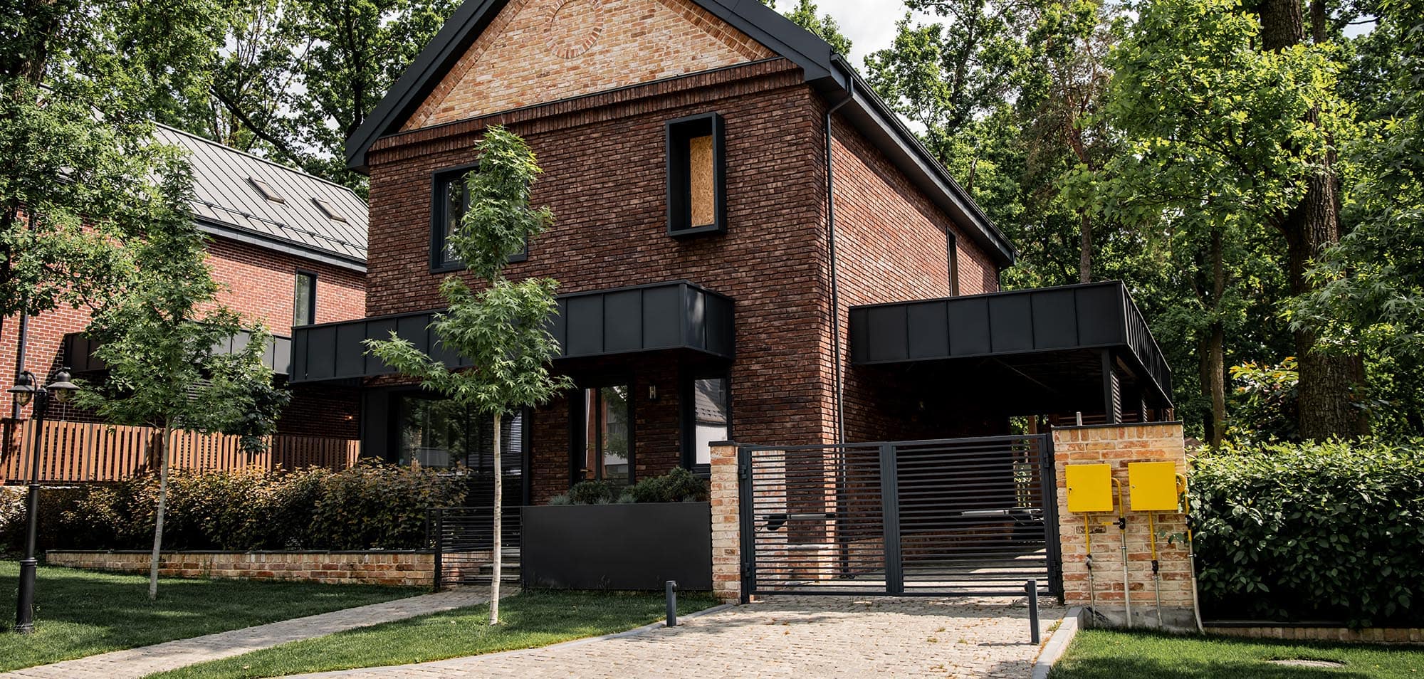 spacious-house-with-brick-walls-and-modern-design