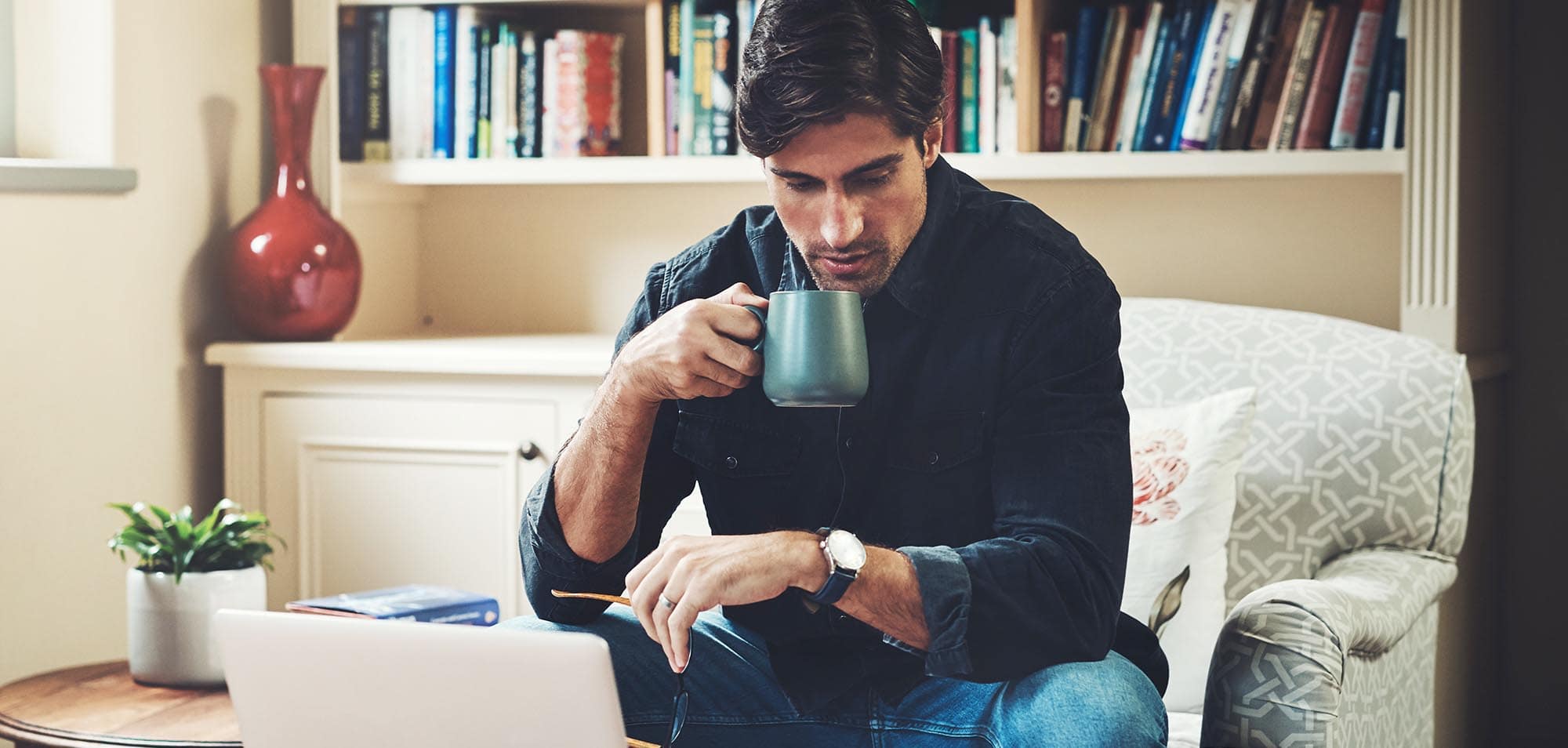 businessman-drinking-coffee